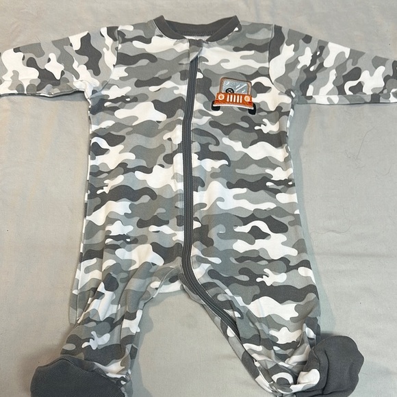 Tuffy Camouflage Baby Onesie/sleeper with embroidered car - Picture 3 of 3